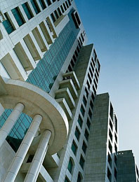 شركات وجامعات ومنظمات دولية تهجر مقراتها الرئيسية وتنتقل إلى فنادق وسط دمشق