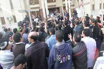 متظاهرون يغلقون ابواب مجلس مدينة القصير للمطالبة بمياه نظيفة