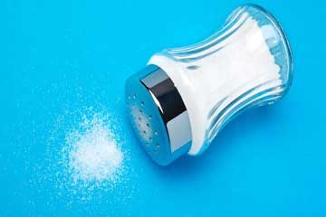 دراسة: تقليل الملح ببطء قد يطيل حياة الانسان