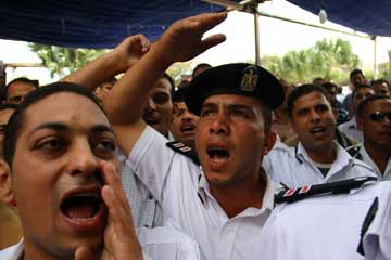 اضراب امناء الشرطة بالشرقية والغردقه اعتراضا على قانون التظاهر‏