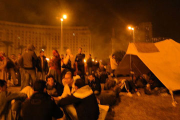 هدوء حذر في ميدان التحرير .. ومعتصمون يحاصرون مبنى المجمع