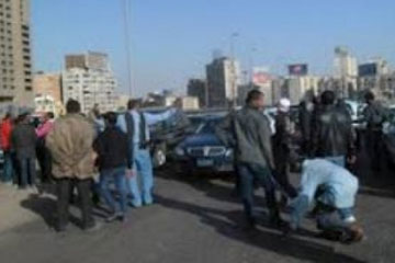 عشرات المتظاهرين يقطعون الطريق على كوبري 6 أكتوبر