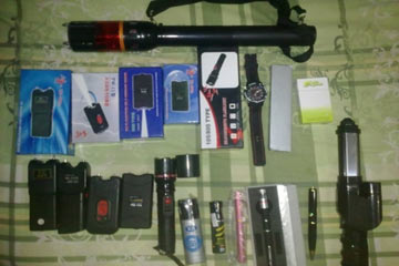 ضبط كمية صواعق كهربائية وأقلام ليزر بمحل قرب ميدان التحرير