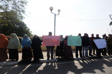 تظاهر عشرات المؤقتين بالمحليات أمام محافظة بني سويف للمطالبة بالتثبيت