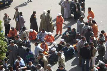 اعتصام عمال نظافة مركز ناصر ببنى سويف احتجاجا على تردي اوضاعهم