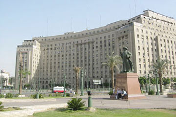 المعتصمون يواصلون إغلاق مجمع التحرير لليوم الثاني على التوالي