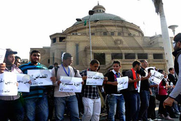 مسيرة تأبين لشهداء جامعة القاهرة وسط مطالبات بالقصاص واسقاط النظام