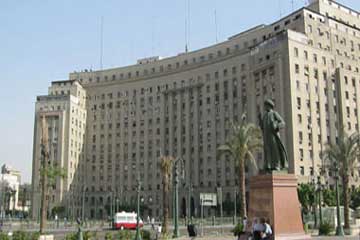 اشتباكات بين موظفى مجمع التحرير و المتظاهرين بعد إغلاقه بالأسلاك