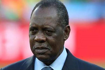 عيسي حياتو يدافع عن الحكام الأفارقة