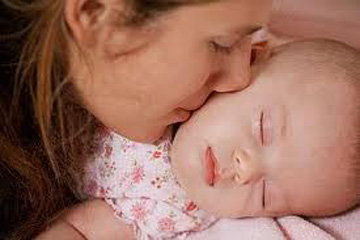 طبيب مصرى يؤكد حاجة الطفل للحب اكثر من حاجته للغذاء