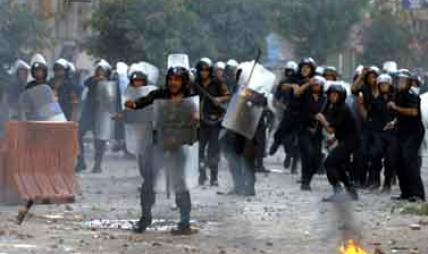 مصدر أمنى: ارتفاع مصابى الشرطة خلال أحداث أمس إلى 102 مصاب بالقاهرة والمحافظات