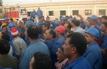 عمال شركة “سوميد” بالسويس يواصلون اعتصامهم لليوم الثاني على التوالي