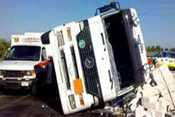 غلق طريق القاهرة الإسكندرية الزراعى إثر انقلاب سيارتين نقل