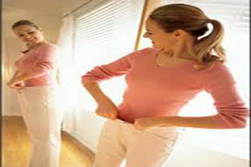 الفتيات يتعرضن للنحافة بسبب الأصدقاء أكثرمن التلفزيون والمجلات