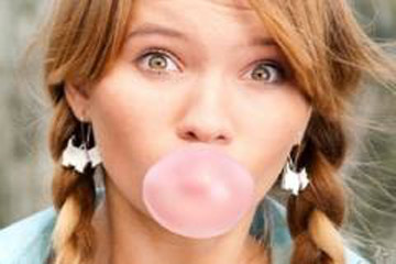 دراسة : مضغ اللبان يسرع آلية التفكير وإيقاظ الذهن