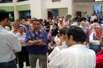 المتظاهرون يغلقون مجلس مدينة الغردقة بسبب فساد توزيع الأراضى