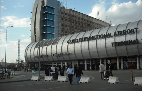 أفراد الشرطة يغلقون مطار برج العرب … وتحويل الرحلات إلى مطار القاهرة وإصدار “إعلان الطياريين”