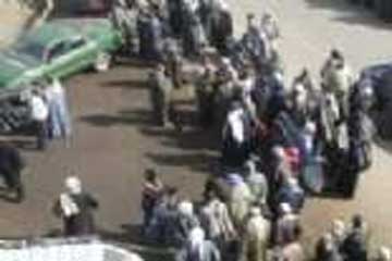 عمال سمنود يقطعون حركة القطارات بين طنطا ودمياط