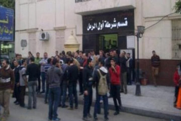 وقفة لأفراد قسم الرمل احتجاجا على الافراج عن نشطاء حاولوا اقتحامه