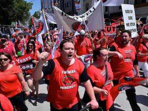 مئات الآلاف من المعلمين يهددون بعصيان مدني في بريطانيا