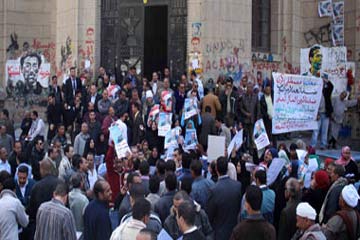 توافد العشرات من أعضاء 6 أبريل على دار القضاء العالى