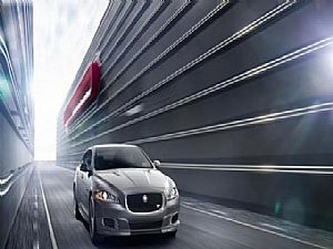 جاجوار تلهب حماس عشاقها بطراز XJR سيدان 2014