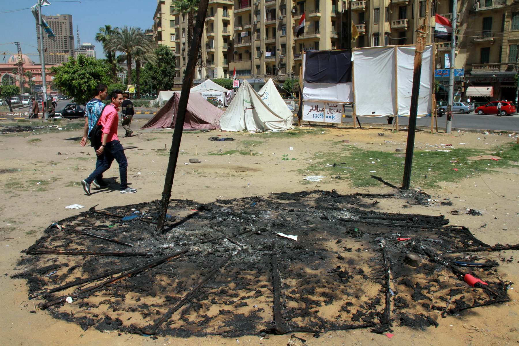 مجهولون أعادوا فتح ميدان التحرير بعد الاعتداء على المعتصمين