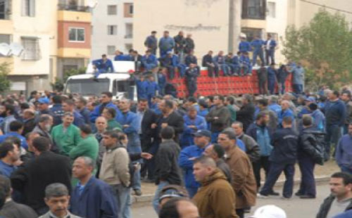 اضراب عمال “الوطنية للشحن والتفريغ” بميناء الدخيلة لليوم الرابع على التوالى