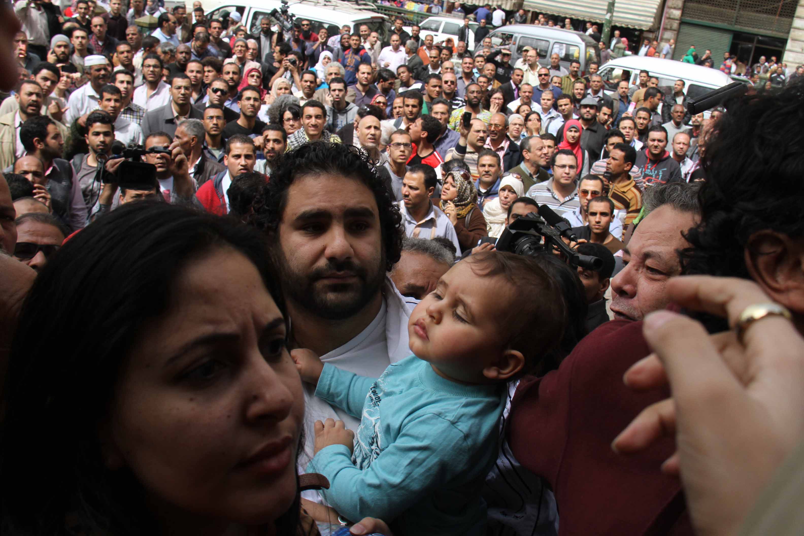 الناشط السياسى علاءعبد الفتاح يمتثل امام النائب العام بدار القضاء العالى