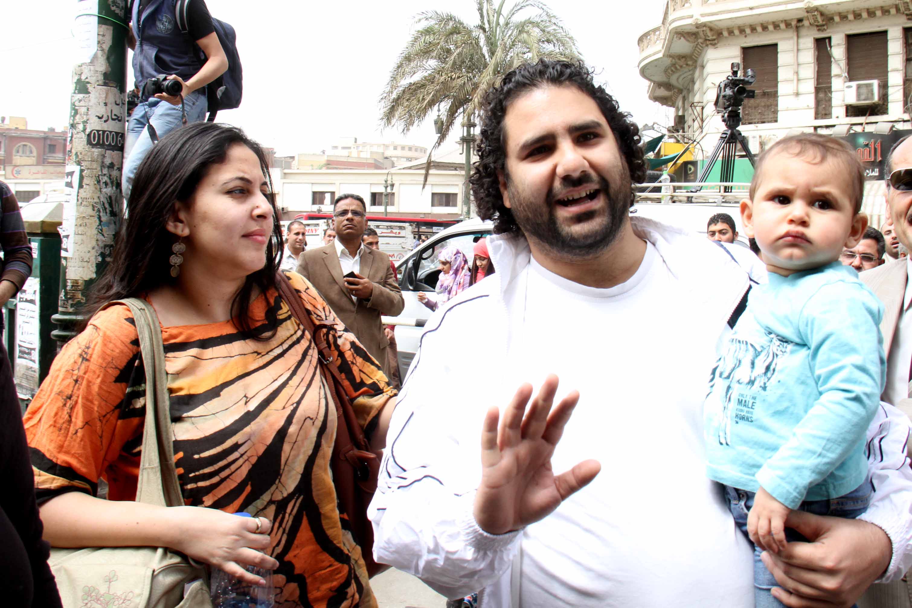 الناشط السياسى علاءعبد الفتاح يمتثل امام النائب العام بدار القضاء العالى