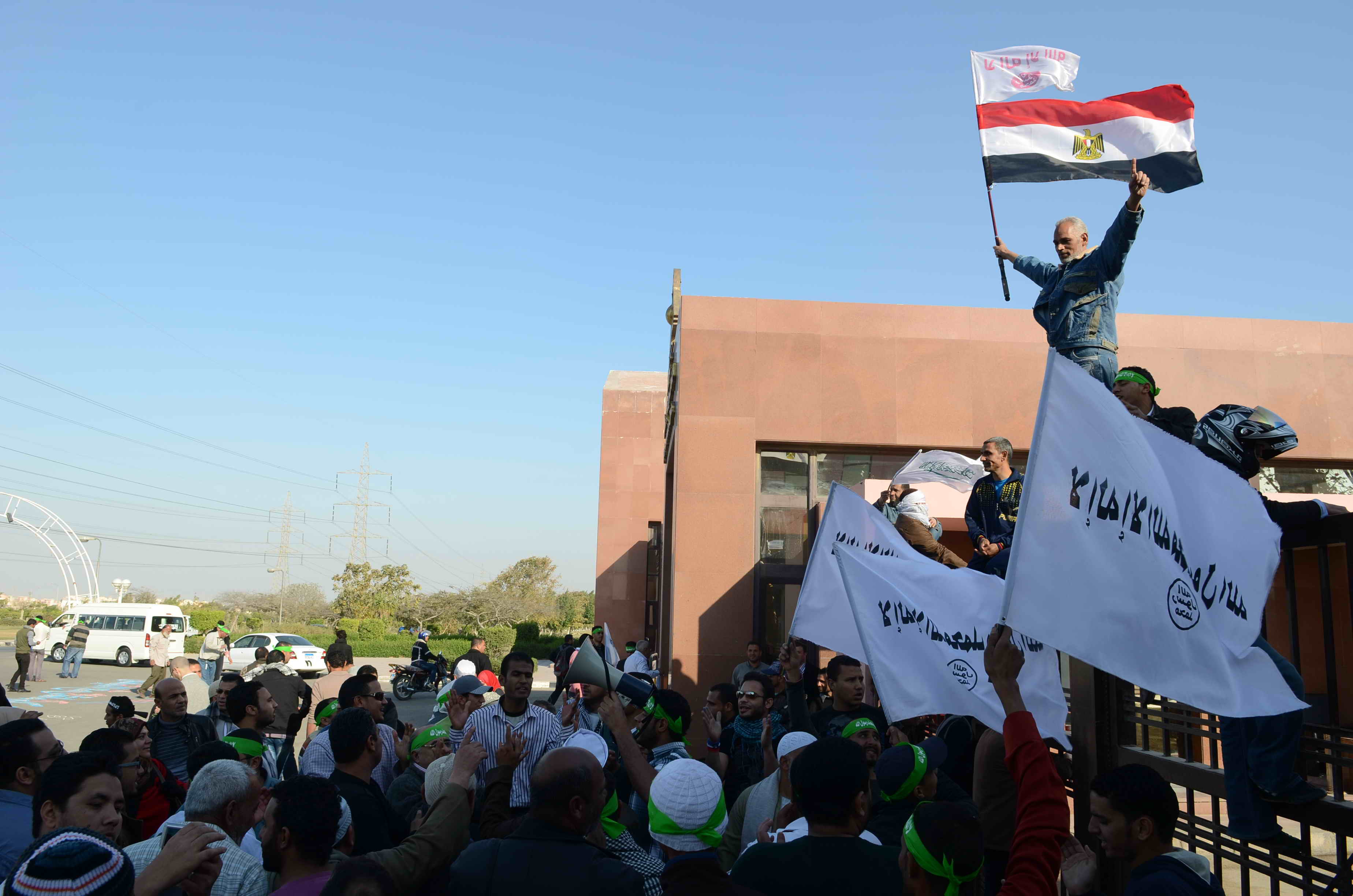 توافد الاسلاميين امام مدينه الانتاج الاعلامي 24-3-2013