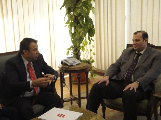 بحث اقامة مصنع كبير لإنتاج القمصان باستخدام القطن المصري طويل التيلة باستثمارات 500 مليون دولار