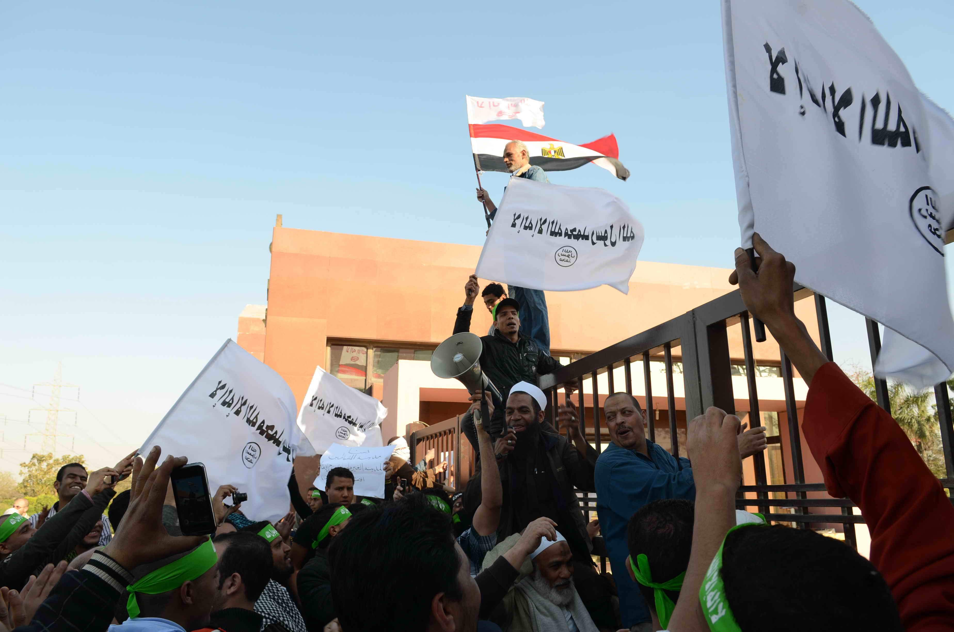 توافد الاسلاميين امام مدينه الانتاج الاعلامي 24-3-2013