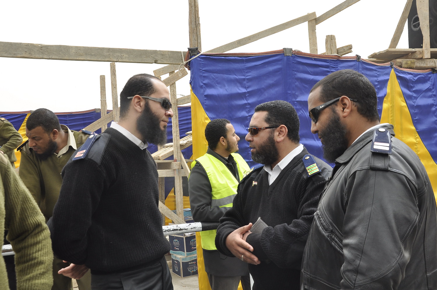 الضباط الملتحين يطالبون بعودتهم للعمل امام قصر عابدين