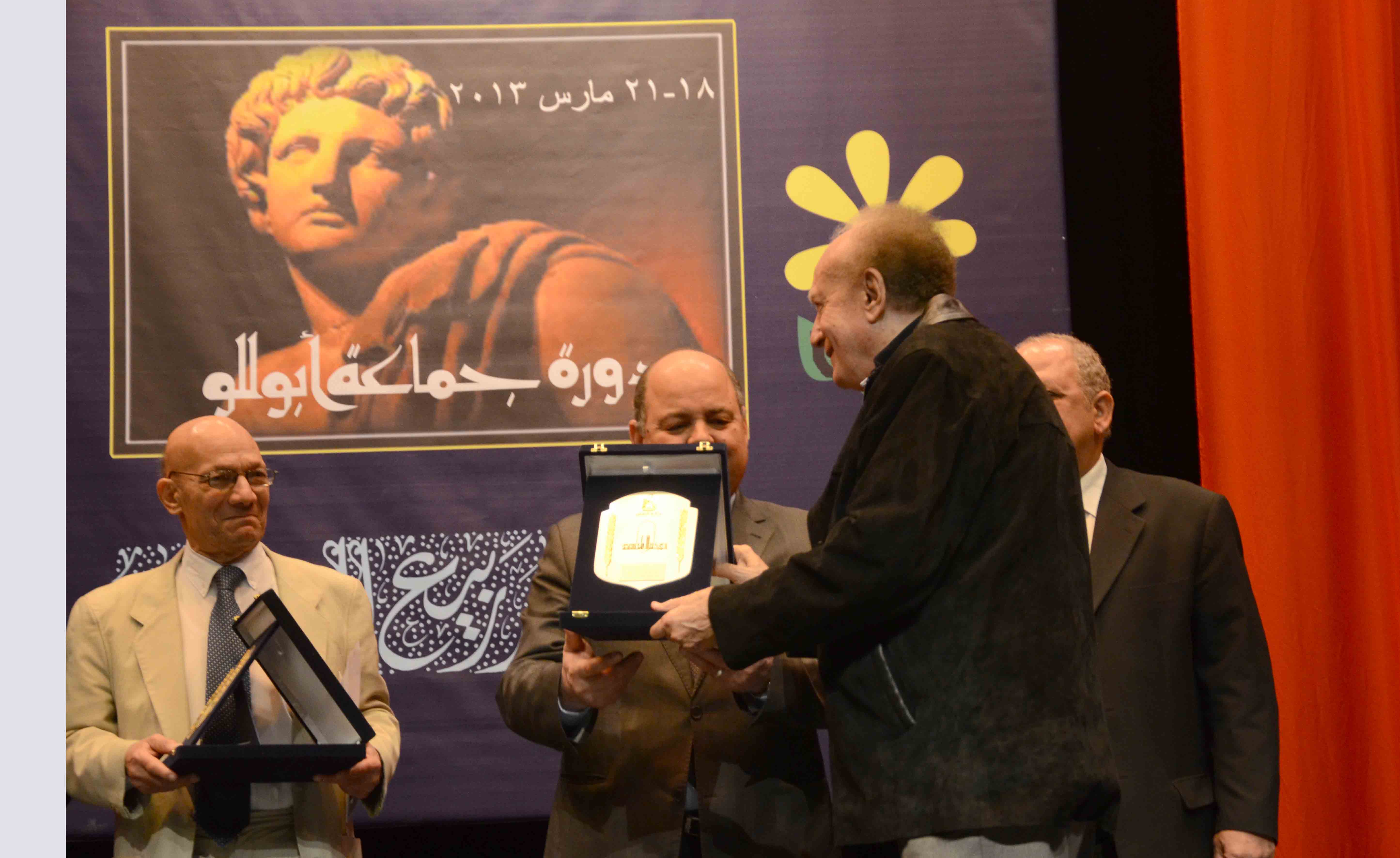 ملتقى القاهرة الثالث للشعر العربى بدار الاوبرا المصرية وبحضور وزير الثقافة فاز بالجائزة الاولى الشاعر اليمنى عبد العزيز المقالح