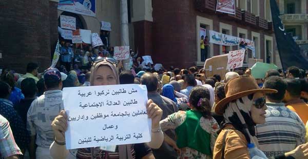 موظفو جامعة الإسكندرية ينظمون وقفة احتجاجية أمام مبنى إدارة الجامعة بالشاطبى مهددين بالاضراب