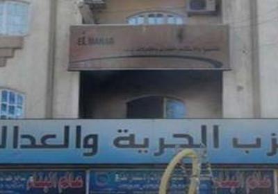 الأدلة الجنائية تعاين مقر”الحرية والعدالة” المحترق بالمحلة.. والنيابة تستدعي أمينه لسماع أقواله