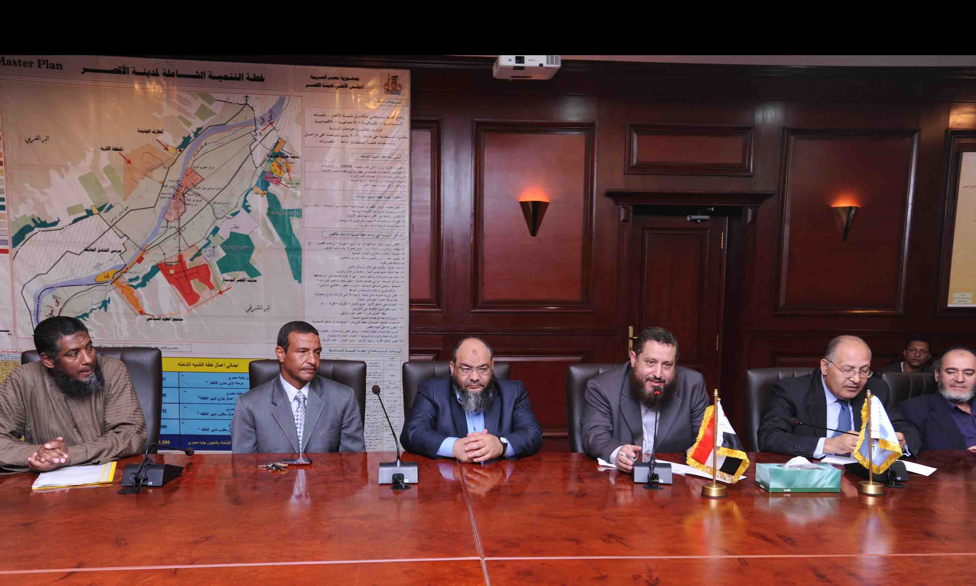 مساعد رئيس الجمهورية يناقش مع محافظ الأقصر خطة تنمية المحافظة