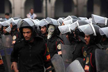 محافظ أسيوط يكافىء ضباط الامن المركزى لتأمين المنشأت الحيوية بالمحافظة