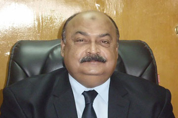 عشرات الأهالي يحاولون إقتحام قسم شرطة أسوان لتهريب متهم