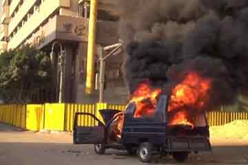 معتصمو التحرير يستولون على سيارة شرطة ويضرمون النيران بها