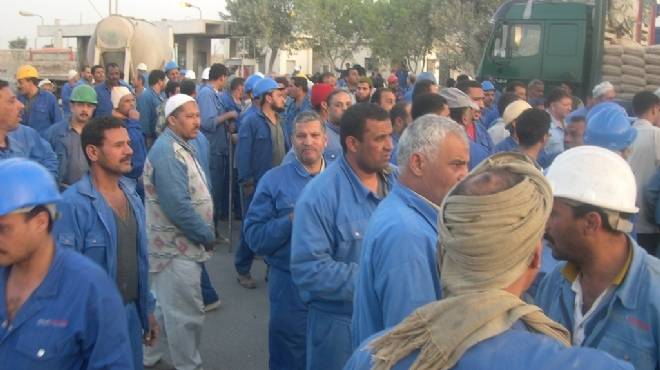 عمال القومية للاسمنت يطالبون بالسماح باستخدام خامات الشركة