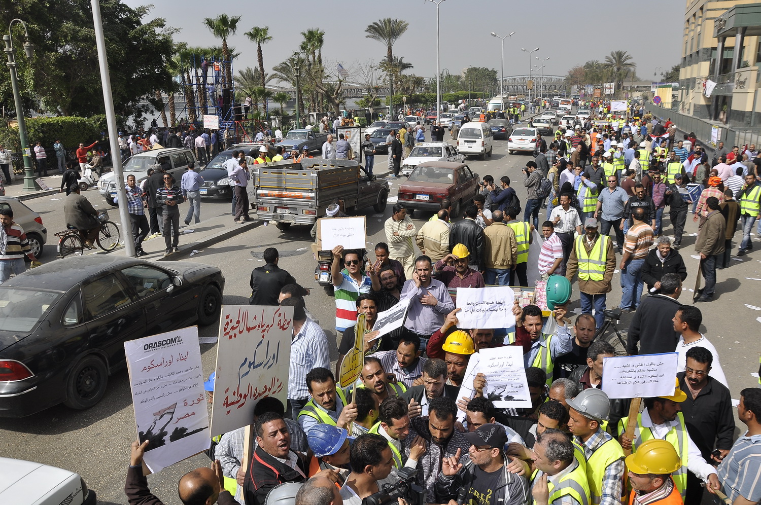 الوقفة الاحتجاجية لعمال اوراسكوم امام شركة اوراسكوم