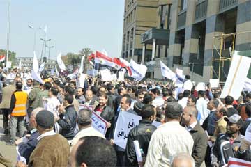 عاملو أوراسكوم ينظمون وقفة احتجاجية ويشلون المرور بالكورنيش