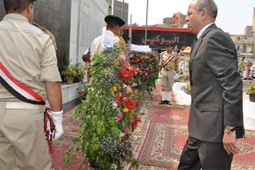 المحافظ يضع أكاليل الزهور على النصب التذكاري فى بنى سويف