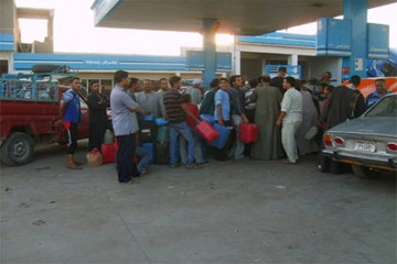 أزمة الوقود يغلق الطرق الرئيسية لازدحام البنزينات بالقليوبية