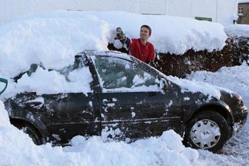 الثلوج تحاصر مئات الأشخاص في سياراتهم بشمال فرنسا