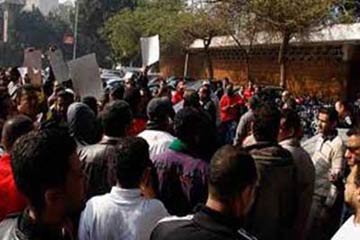 عشرات العاملين بمجلس مدينة الغردقة يعتصمون للمطالبة بالتثبيت