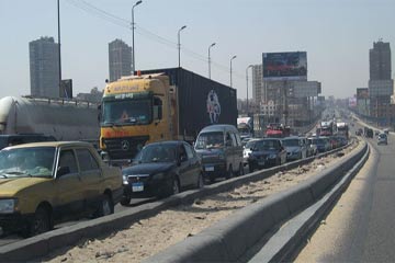 سائقو الميكروباص يقطعون الدائرى احتجاجا علي ازمة السولار