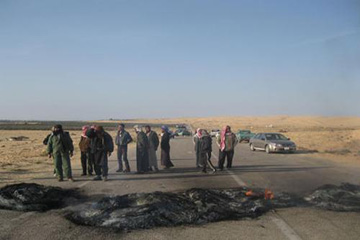 الأهالى يقطعون الطريق الدولى بـ “العريش” احتجاجاً على الانفلات الأمنى